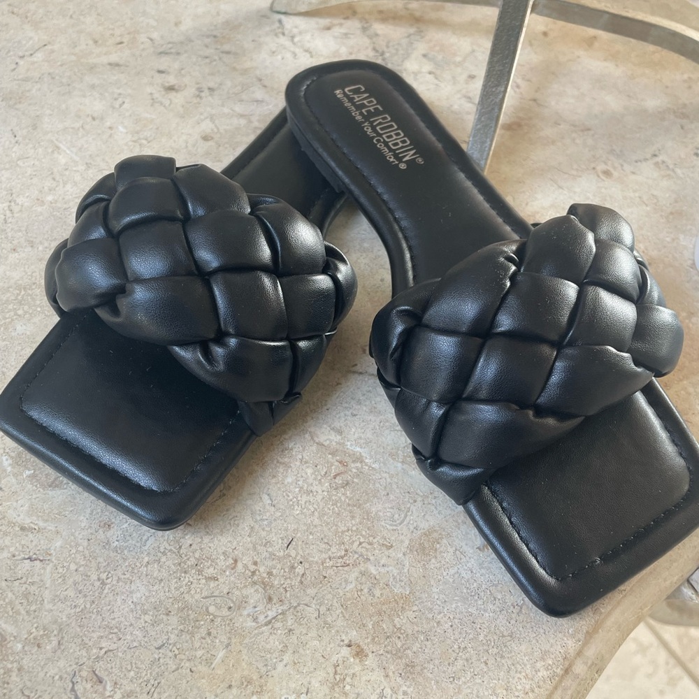 Beautiful brand new sandals! Stylish and very comfy!